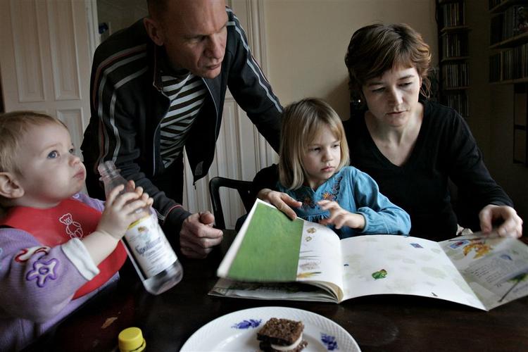 Marianne Kyhne og Nikolaj Christensen med deres børn lige inden sengetid. 