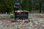 Det er den estiske regerings håb, at blomsternedlæggelse kan være indledningen til en forsoningsproces mellem Moskva og Tallinn. 