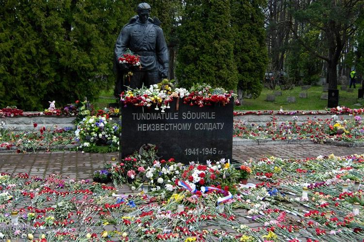 Det er den estiske regerings håb, at blomsternedlæggelse kan være indledningen til en forsoningsproces mellem Moskva og Tallinn. 