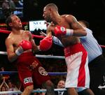 Diego Corrales største øjeblik i ringen. Nede to gange rejste han sig og slog Jose Luis Castillo i årets boksebrag. 