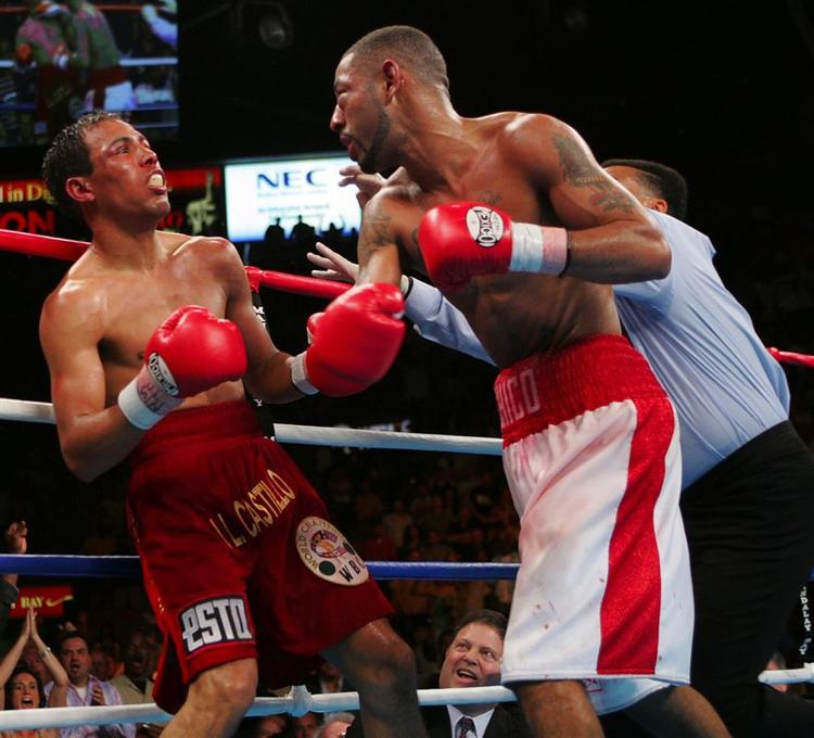 Diego Corrales største øjeblik i ringen. Nede to gange rejste han sig og slog Jose Luis Castillo i årets boksebrag. 