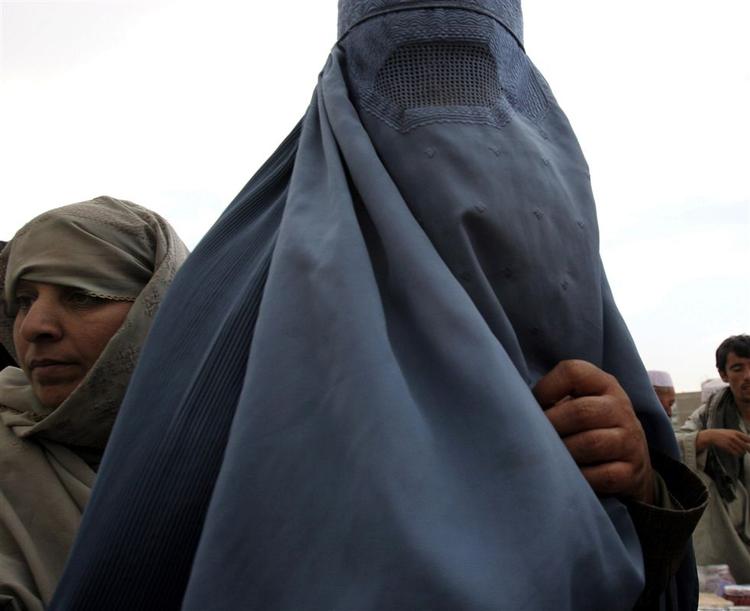 Århus Kommune har i to tilfælde taget kontanthjælpen fra burkaklædte, muslimske kvinder med den begrundelse, at de ikke stod til rådighed for kommunale aktiveringsjob. 