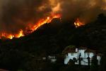 Et boligområde i Los Angeles trues af en voldsom brand. 