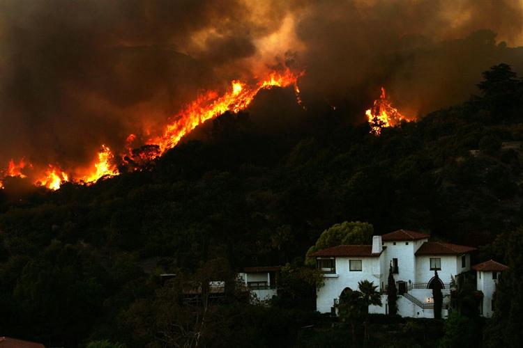 Et boligområde i Los Angeles trues af en voldsom brand. 