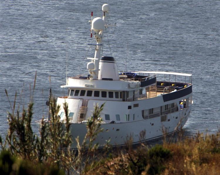 Yachten Paloma er opankret ved Maltas kyst. Frankrigs nye præsident Nicolas Sarkozy har holdt en dyr ferie på yachten. 