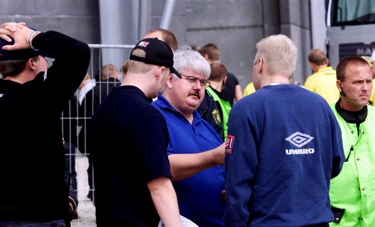 Som sikkerhedschef har Emil Bakkendorff (i midten i blå trøje) i aften 160 kontrollører i aktion, når FCK gæster Brøndby Stadion. 