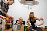 Børnefamiliernes hverdag skal lettes, skriver Familie- og Arbejdslivet i ny rapport. Erhvervslivet er skeptiske. 