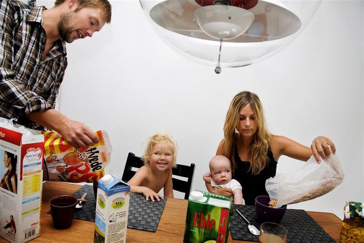 Børnefamiliernes hverdag skal lettes, skriver Familie- og Arbejdslivet i ny rapport. Erhvervslivet er skeptiske. 
