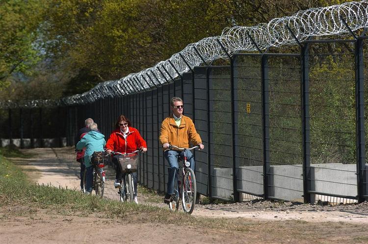 Byen Heiligendamm, hvor G8-mødet skal holdes, er afspærret af et langt hegn. 