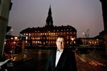 Beskæftigelsesminister Claus Hjort Frederiksen (V) bøjer sig for kritik og trækker lovforslag om jobklausuler. 