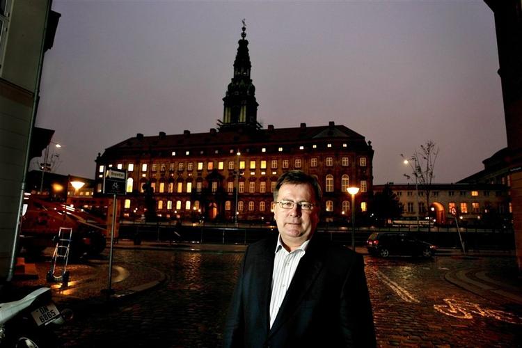 Beskæftigelsesminister Claus Hjort Frederiksen (V) bøjer sig for kritik og trækker lovforslag om jobklausuler. 