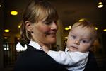 Berit Jørgensen med Sara. De har lige været i Baby Bio i Gladsaxe Bio. Berit glæder sig over Familie- og Arbejdskommissionens bud på et bedre liv for børnefamilier. 