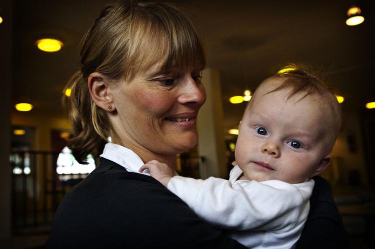 Berit Jørgensen med Sara. De har lige været i Baby Bio i Gladsaxe Bio. Berit glæder sig over Familie- og Arbejdskommissionens bud på et bedre liv for børnefamilier. 