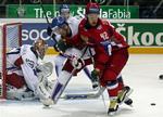 Ruslands Sergey Zinoviev(i rødt) i kamp om pucken i kvartfinalen mod Tjekkiet. 