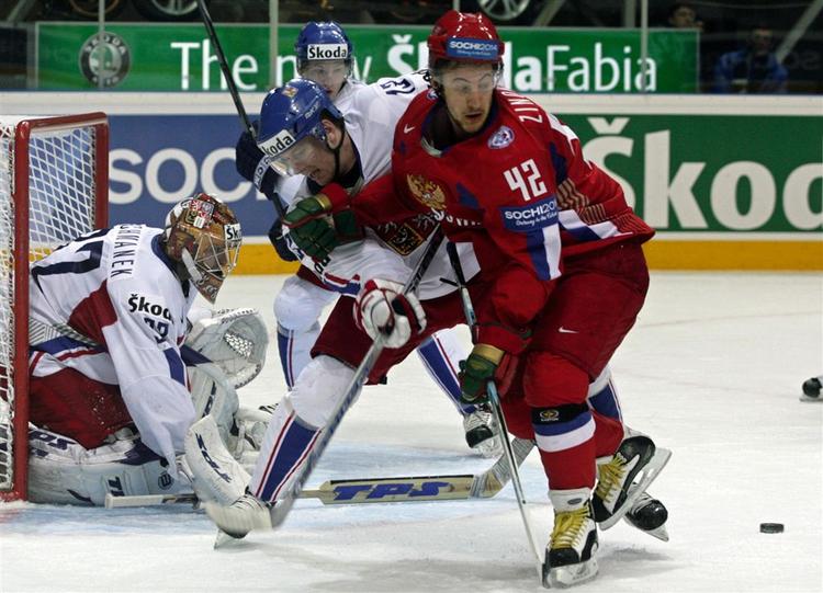Ruslands Sergey Zinoviev(i rødt) i kamp om pucken i kvartfinalen mod Tjekkiet. 