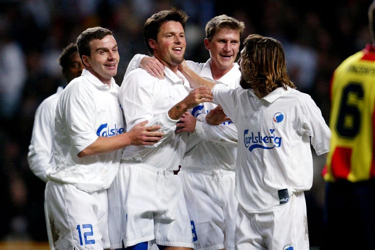 Jubel blandt en håndfuld af de 91 FCK-spillere, der gennem tiderne har bidraget til klubbens seks mesterskaber: Sibusiso Zuma (delvist skjult), Todi Jónsson, Christian Lønstrup, Peter Nielsen og Erik Mykland. 