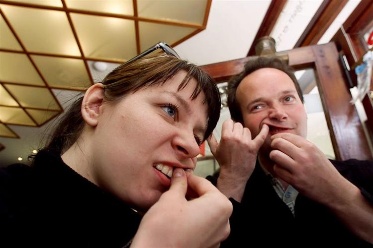Ny undersøgelse viser, at det er betydeligt sundere at putte snus under overlæben end at ryge cigaretter. 