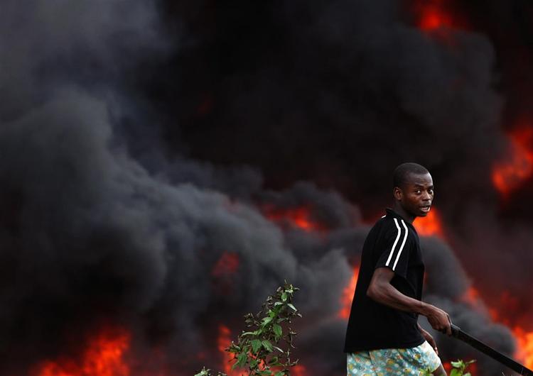 MEND angriber hyppigt olieforsyningen i Nigeria. Ødelæggelserne vil fortsætte en måned, siger de. 