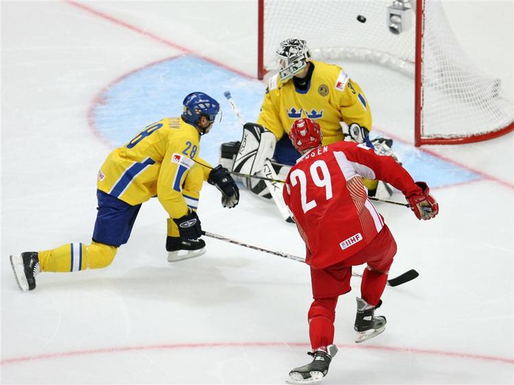 Morten Madsen(29) scorer her mod Sverige i seniorernes VM i Moskva, tidligere på sæsonen var han med til at spille U20-landsholdet op i A-gruppen. 