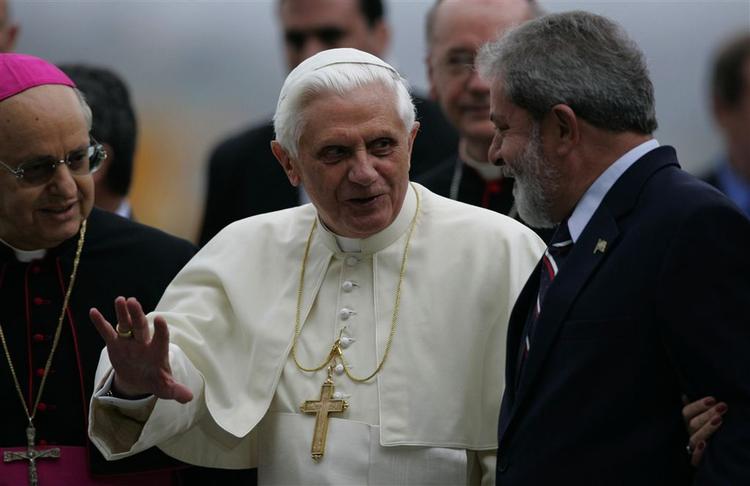 Pave Benedikt XVI blev pænt modtaget af Brasiliens præsident, Luiz Inacio Lula da Silva. Senere mødte han modstand. 