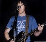 Det er indholdet ...  Elliott Smith får fem hjerter for musikken, gudbenådet sangskriver, som han er. Men coveret til cd&rsquo;en &rsquo;New Moon&rsquo;, hvor billedet stammer fra, rækker knap til et enkelt. 