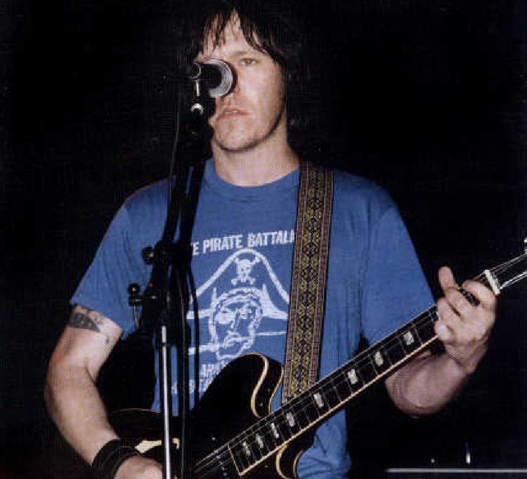 Det er indholdet ...  Elliott Smith får fem hjerter for musikken, gudbenådet sangskriver, som han er. Men coveret til cd&rsquo;en &rsquo;New Moon&rsquo;, hvor billedet stammer fra, rækker knap til et enkelt. 