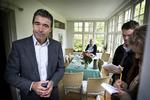 På trods af stormvejr over regeringen holder statsminister Anders Fogh Rasmussen fast i, at regeringen og dens politik står stabilt. 