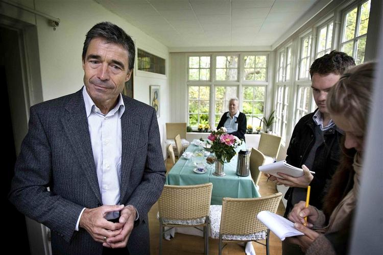 På trods af stormvejr over regeringen holder statsminister Anders Fogh Rasmussen fast i, at regeringen og dens politik står stabilt. 