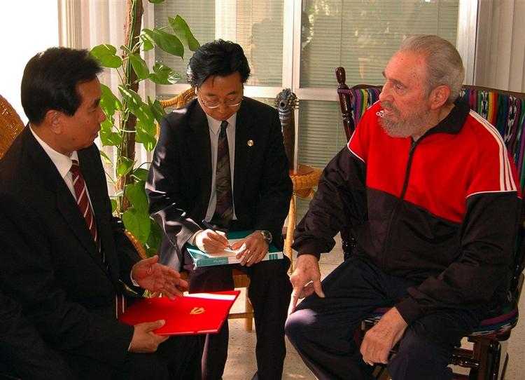 Fidel Castro mødes med en kinesisk delegation 20. april efter i flere måneder at have holdt sygesengen. 