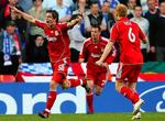 Daniel Agger har scoret mod Chelsea i Champions League semifinalen og lykønske af John Arne Riise (th). 