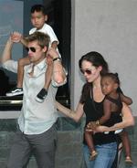 Angelina Jolie og Brad Pitt har i alt fire børn, hvor af de tre er adopteret fra nogle af verdens fattigste områder. 