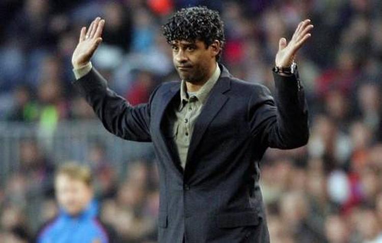 Frank Rijkaard siger undskyld til tusinder af Barcelona-tilhængere. 