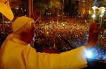 Op mod 40.000 unge hyldede Pave Benedikt XVI i Sao Paulo torsdag aften. Her hilser han tidligere på dagen på folket ved Sao Bento Klosteret. 