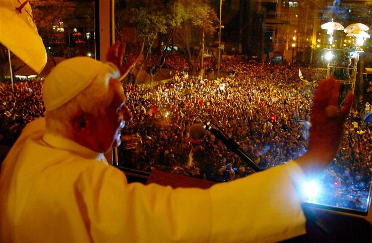 Op mod 40.000 unge hyldede Pave Benedikt XVI i Sao Paulo torsdag aften. Her hilser han tidligere på dagen på folket ved Sao Bento Klosteret. 