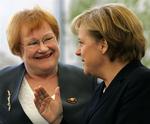 Kvinder kan nå til tops i politik - her er det Finlands præsident Tarja Halonen og den tyske forbundskandsler Angela Merkel - men det kniber for erhvervslivet at følge det gode eksempel. 