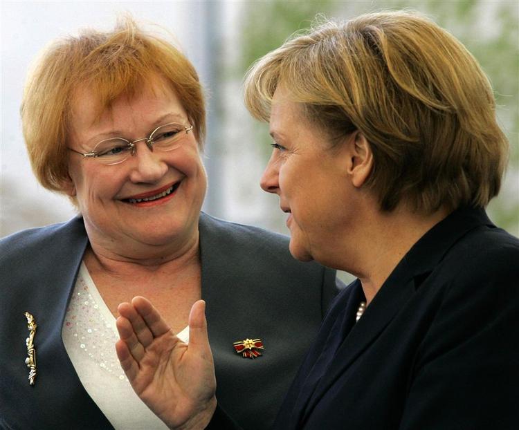 Kvinder kan nå til tops i politik - her er det Finlands præsident Tarja Halonen og den tyske forbundskandsler Angela Merkel - men det kniber for erhvervslivet at følge det gode eksempel. 