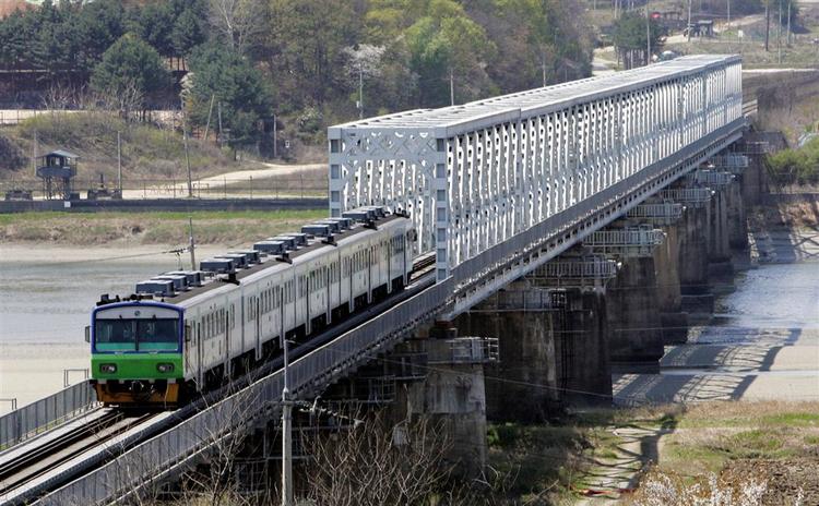 Et sydkoreansk bygget tog parat til at krydse den gamle våbenstilstandslinje og køre ind i Nordkorea 