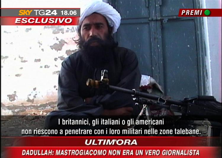 Talebanlederen Mullah Dadhllah ses her på et billede fra et interview, som blev sendt af tv-stationen SkyTG24. Interviewet er optaget på et uidentificeret sted i forbindelse med løsladelsen af en italiensk journalist sidst i april. »Briterne, italienerne og amerikanerne kan ikke trænge ind i Talebans områder med deres soldater«, sagde Mullah Dadullah blandt andet i interviewet. 