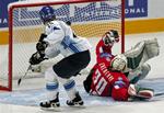 Finlands Jukka Hentunen scorer i semifinalen mod Rusland. Finland vandt 2-1 og spiller søndag aften finale mod Canada. 