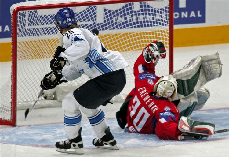 Finlands Jukka Hentunen scorer i semifinalen mod Rusland. Finland vandt 2-1 og spiller søndag aften finale mod Canada. 