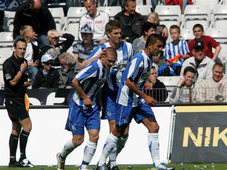 OB´s Johan Absalonsen bliver ønsket til lykke af Jonas Borring  efter sin scoring. 