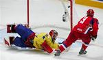 Ruslands Alexej Emelin scorer til 1-0 i bronze-kampen mod Sverige. 