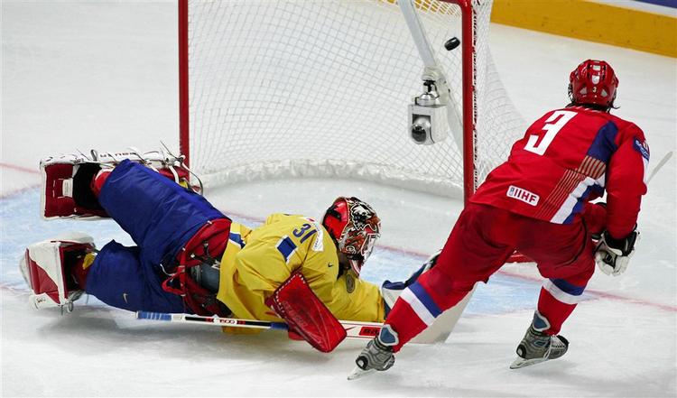 Ruslands Alexej Emelin scorer til 1-0 i bronze-kampen mod Sverige. 