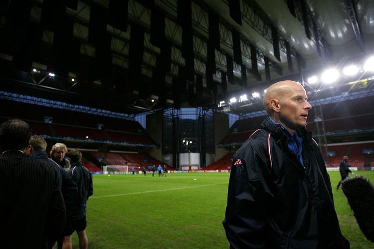 Mens først FCK og siden Manchester United på gårdsdagens træninger kunne lune sig under Parkens beskyttende tag, må tilskuerne i aften regne med kulde og blæst, når taget igen er skudt fra. 