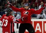 Canadas Rick Nash julber over sit første mål i finalen mod Finland ved ishockey VM. 