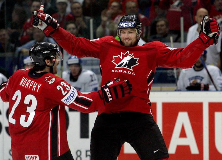 Canadas Rick Nash julber over sit første mål i finalen mod Finland ved ishockey VM. 
