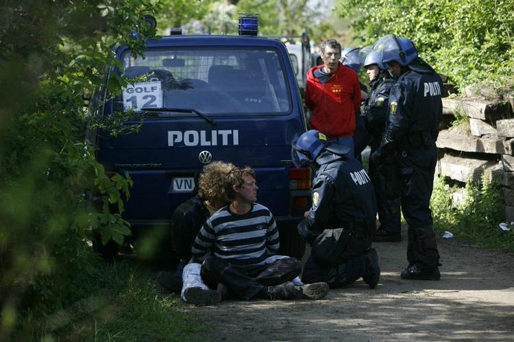 Politiet har anholdt otte personer i forbindelse med rydningen af huset 'Cigarkassen' på Christiania. 