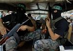 Medlemmer af Hamas-militsen. Alle bevæbnede mænd skulle have været trukket tilbage fra gaderne i weekenden,men volden fortsatte. 