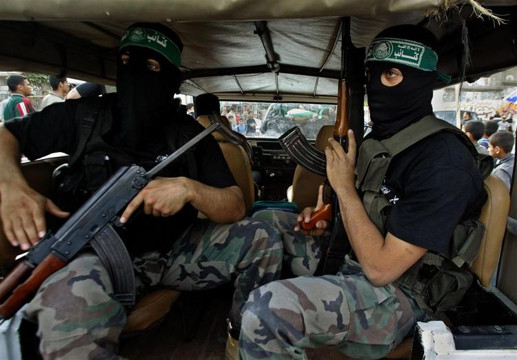 Medlemmer af Hamas-militsen. Alle bevæbnede mænd skulle have været trukket tilbage fra gaderne i weekenden,men volden fortsatte. 