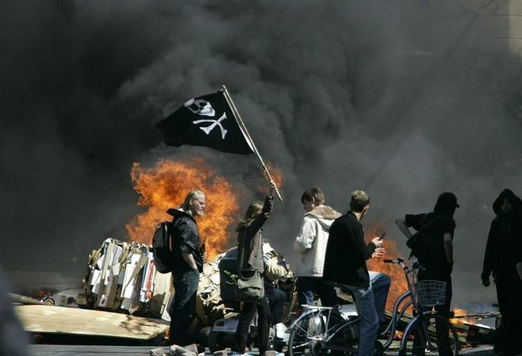 Barrikader af computere, frysere og hvad aktivisterne ellers kan finde i området, er blevet sat i brand i Prinsessegade. 